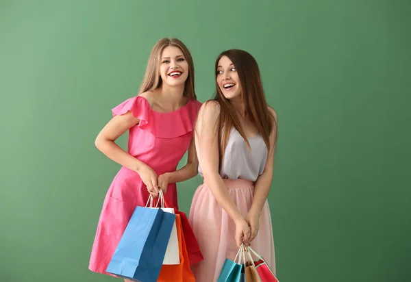 Mooie Jonge Vrouwen Met Boodschappentassen Kleur Achtergrond — Stockfoto