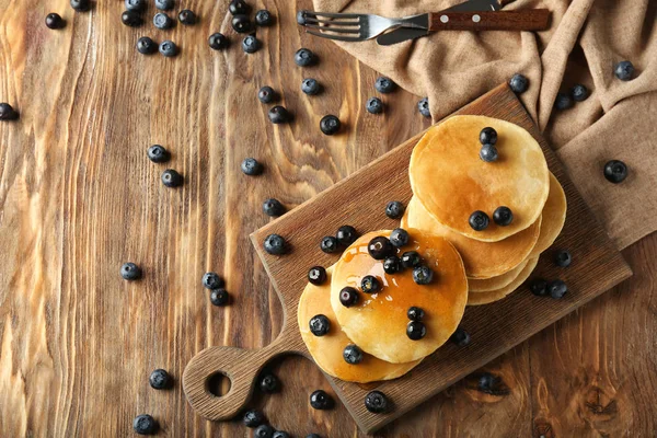 Komposition Mit Leckeren Pfannkuchen Und Beeren Auf Holztisch — Stockfoto