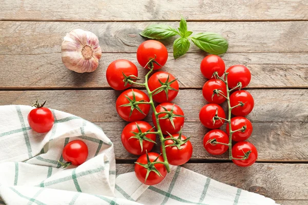 Dojrzałe Pomidory Czosnek Zioła Podłoże Drewniane — Zdjęcie stockowe