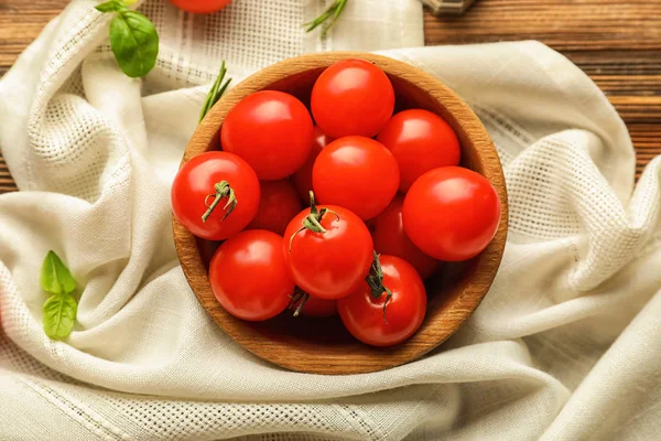 Miska Dojrzałych Pomidorów Cherry Drewnianym Stole — Zdjęcie stockowe