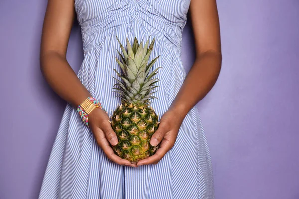 Mulher Afro Americana Bonita Com Abacaxi Sobre Fundo Cor Close — Fotografia de Stock