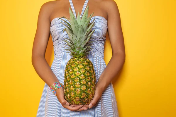 Schöne Afroamerikanische Frau Mit Ananas Auf Farbigem Hintergrund — Stockfoto