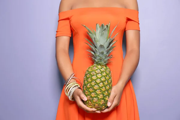 Piękna Afroamerykanka Ananasem Tle Koloru — Zdjęcie stockowe