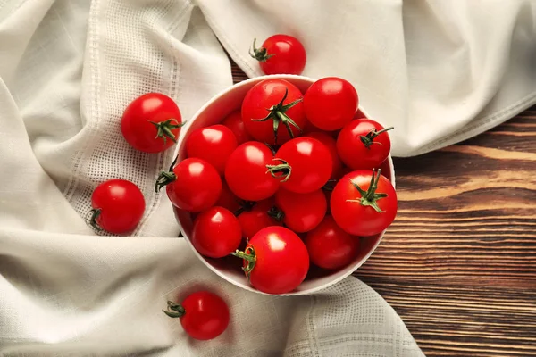 Miska Świeżych Pomidorów Cherry Drewnianym Stole — Zdjęcie stockowe