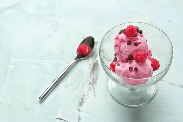 ガラス テーブルの上おいしいラズベリー アイス クリーム デザート ボウル — ストック写真