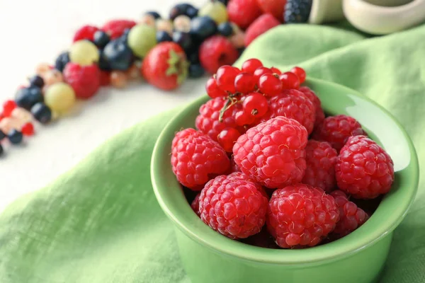 Bowl Delicious Raspberries Red Currant Table Closeup — Stock Photo, Image