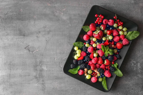 Тарелка Вкусными Спелыми Ягодами Сером Текстурированном Фоне — стоковое фото