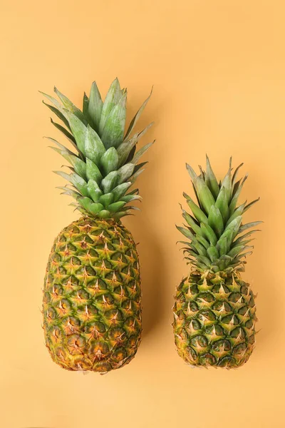 Délicieux Ananas Sur Fond Couleur — Photo