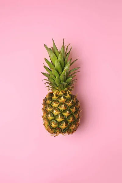 Délicieux Ananas Sur Fond Couleur — Photo