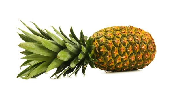 白色背景的美味菠萝 — 图库照片