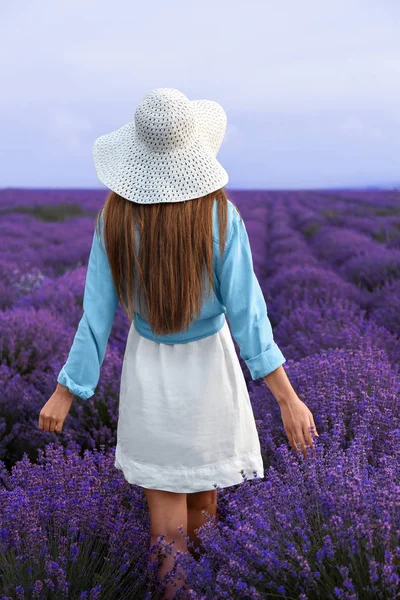 Beautiful Young Woman Lavender Field Summer Day — Stock Photo, Image