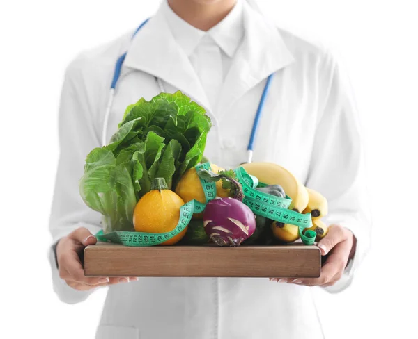 Θηλυκό Διατροφολόγος Κρατώντας Σανίδα Υγιή Λαχανικά Και Φρούτα Λευκό Φόντο — Φωτογραφία Αρχείου