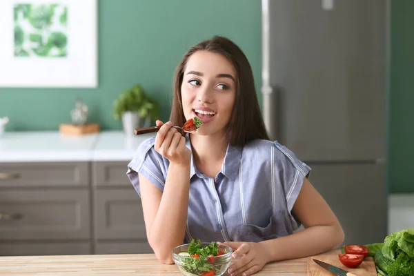 Giovane Donna Che Mangia Insalata Sana Con Verdure Cucina — Foto Stock
