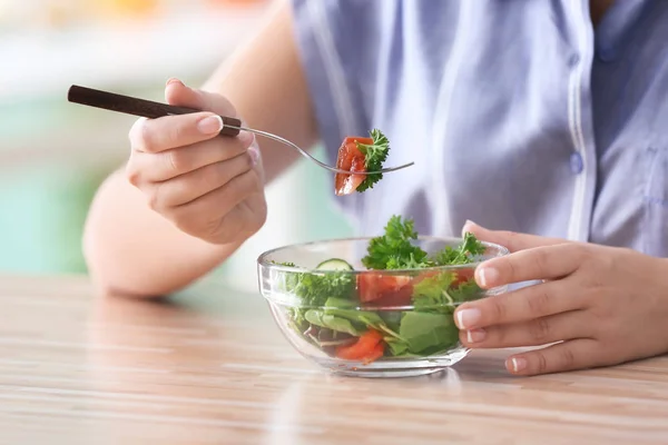 Mujer Joven Comiendo Ensalada Saludable Con Verduras Primer Plano — Foto de Stock