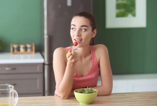 Jonge Vrouw Die Het Eten Van Gezonde Salade Met Groenten — Stockfoto