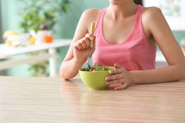 Junge Frau Isst Hause Gesunden Salat Mit Gemüse — Stockfoto