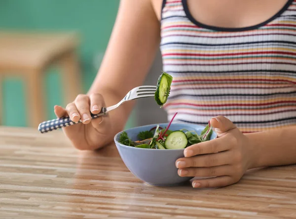 Young Woman Eating Healthy Salad Vegetables Home — Stock Photo, Image