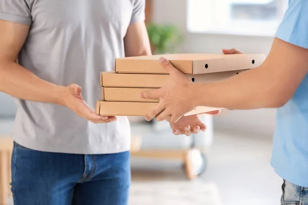 Man Delivering Pizza Customer Indoors Closeup — Stock Photo, Image