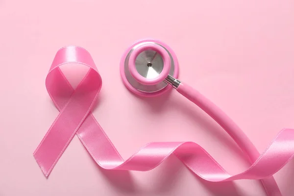 彩色背景上的粉红丝带和听诊器 乳腺癌意识概念 — 图库照片