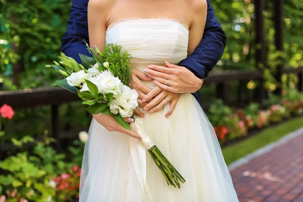 Szczęśliwi Nowożeńcy Piękny Ślub Bukiet Zewnątrz — Zdjęcie stockowe