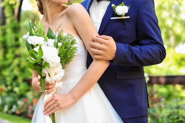 Recém Casados Felizes Com Lindo Buquê Casamento Livre — Fotografia de Stock