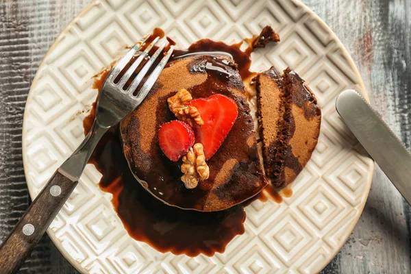 Teller Mit Leckerem Schokoladen Pfannkuchen Auf Holztisch — Stockfoto