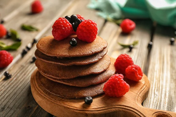 Leckere Schokoladen Pfannkuchen Mit Beeren Auf Holztisch — Stockfoto