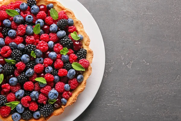 Delicioso Pastel Con Bayas Maduras Sobre Fondo Gris Vista Superior — Foto de Stock