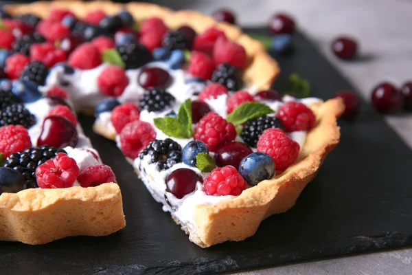 Slate Piring Dengan Pie Berry Lezat Atas Meja Closeup — Stok Foto