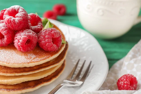 Pancake Buatan Sendiri Lezat Dengan Raspberry Atas Piring Closeup — Stok Foto