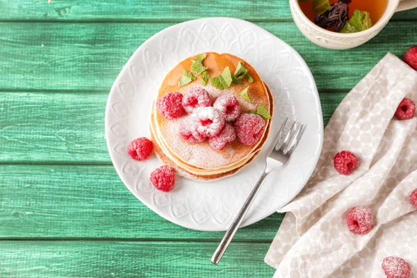 Teller Mit Leckeren Hausgemachten Pfannkuchen Und Tee Auf Holztisch — Stockfoto
