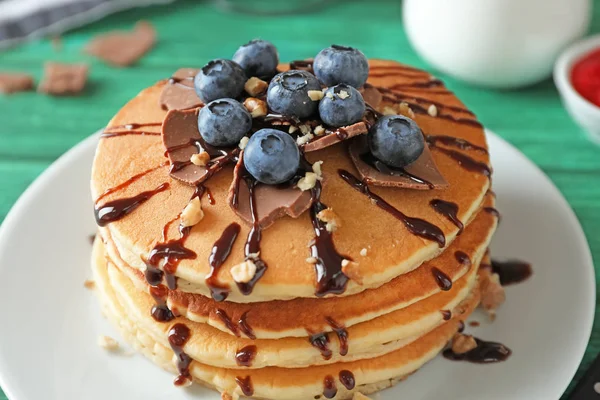 Pancake Buatan Sendiri Lezat Dengan Coklat Dan Blueberry Atas Piring — Stok Foto