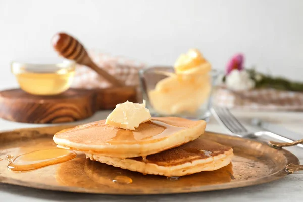 Leckere Pfannkuchen Mit Butter Und Honig Auf Blech — Stockfoto