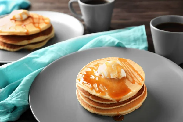 Leckere Pfannkuchen Mit Butter Und Honig Auf Dem Teller — Stockfoto
