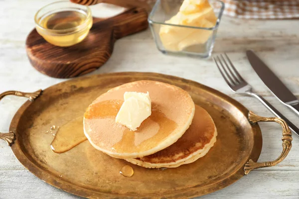 Pancake Lezat Dengan Mentega Dan Madu Atas Nampan — Stok Foto