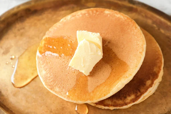 Pancake Lezat Dengan Mentega Dan Madu Atas Nampan Closeup — Stok Foto
