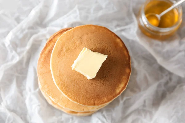 Pancake Lezat Dengan Mentega Atas Meja — Stok Foto