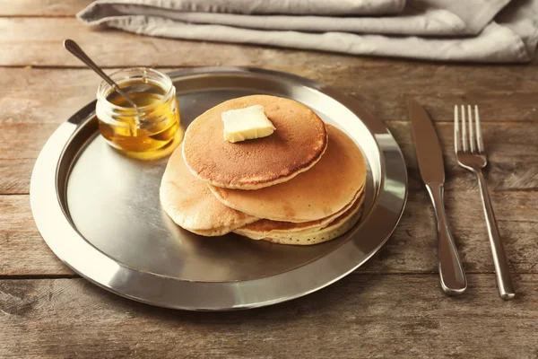 Teller Mit Leckeren Pfannkuchen Und Honig Auf Holztisch — Stockfoto