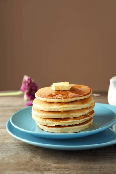 Piring Dengan Pancake Lezat Atas Meja Kayu — Stok Foto