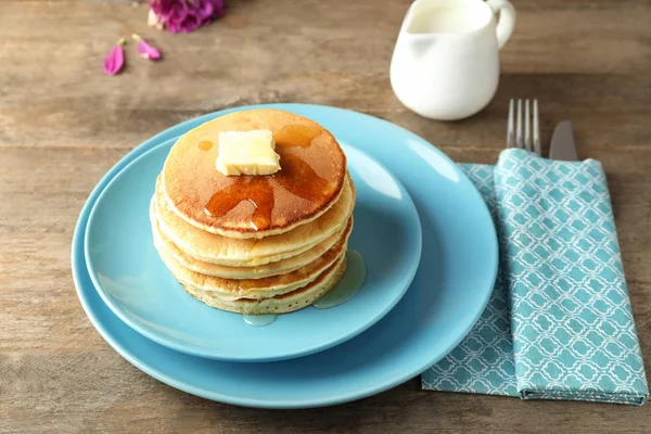 Piring Dengan Pancake Lezat Atas Meja Kayu — Stok Foto