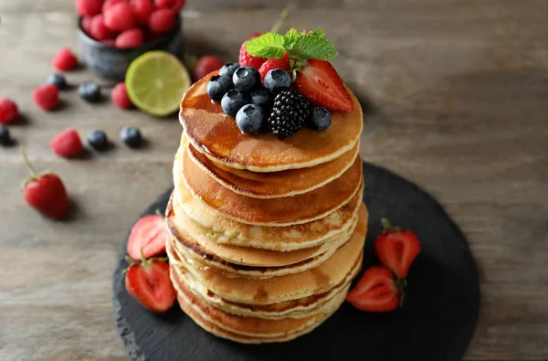 Slate Plate Dengan Pancake Buatan Sendiri Lezat Dan Berry Atas — Stok Foto
