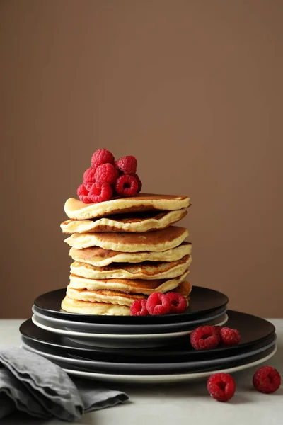 Pratos Com Saborosas Panquecas Caseiras Bagas Mesa — Fotografia de Stock