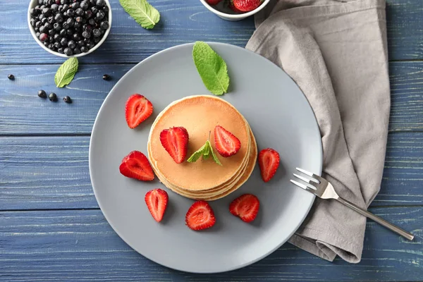 Teller Mit Leckeren Hausgemachten Pfannkuchen Und Erdbeeren Auf Holztisch — Stockfoto