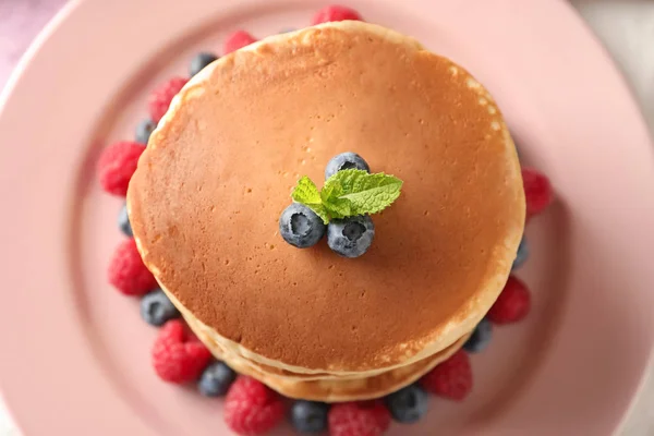 Crêpes Maison Savoureuses Avec Des Baies Sur Assiette Gros Plan — Photo