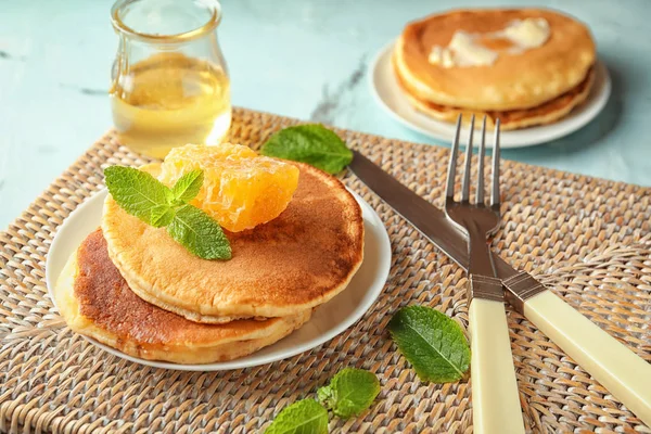 Piring Dengan Pancake Lezat Dan Sarang Madu Atas Meja — Stok Foto