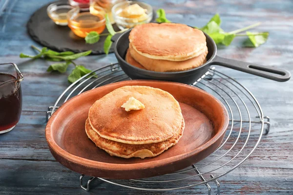 Teller Und Pfanne Mit Leckeren Pfannkuchen Auf Holztisch — Stockfoto