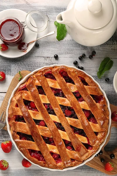 Torta Saborosa Com Bagas Mesa Madeira — Fotografia de Stock