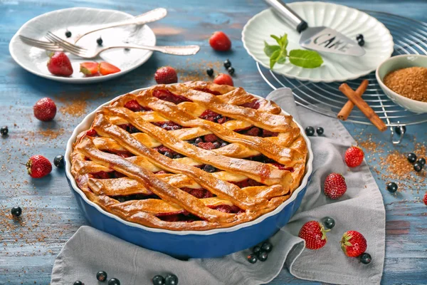 Tarte Savoureuse Aux Baies Sur Table Bois — Photo