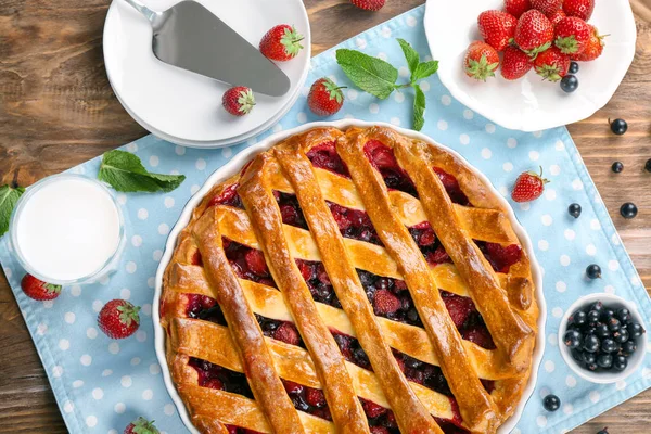 Leckere Torte Mit Beeren Auf Holztisch — Stockfoto