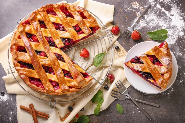 Tasty Sliced Pie Berries Table — Stock Photo, Image